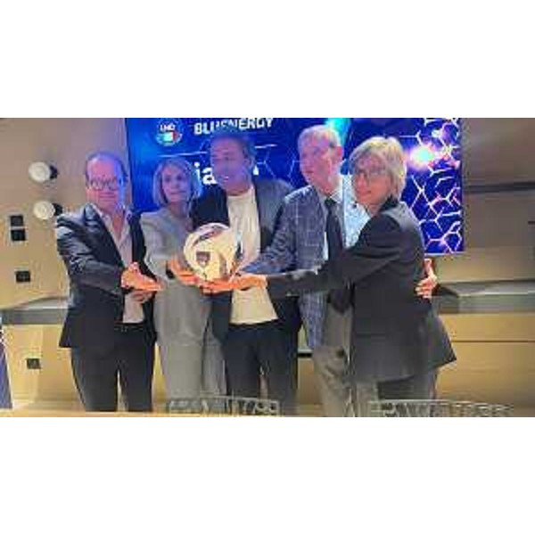 Il vicegovernatore con delega allo Sport Mario Anzil e l'assessore regionale alle Finanze Barbara Zilli (ai due estremi) alla sigla dell'accordo di collaborazione tra la Bluenergy Group e il Comitato regionale Lnd del Friuli Venezia Giulia - Il vicegovernatore con delega allo Sport Mario Anzil e l'assessore regionale alle Finanze Barbara Zilli (ai due estremi) alla sigla dell'accordo di collaborazione tra la Bluenergy Group e il Comitato regionale Lnd del Friuli Venezia Giulia