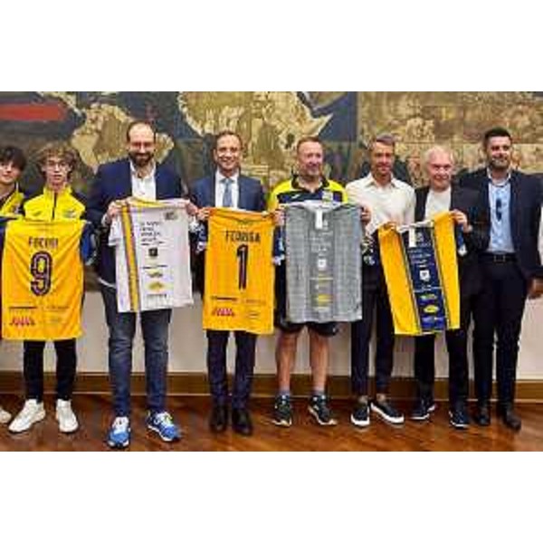 Al centro il governatore Fedriga con la maglia della società di calcio a 5 di Cividale - Al centro il governatore Fedriga con la maglia della società di calcio a 5 di Cividale
