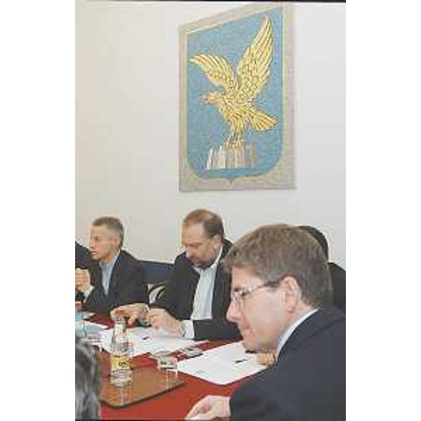 Riccardo Illy (Presidente Friuli Venezia Giulia), Roberto Cosolini (Assessore regionale Lavoro, Formazione, Università e Ricerca) e Piero Della Valentina all'incontro con le parti sociali. (Trieste 12/11/03)