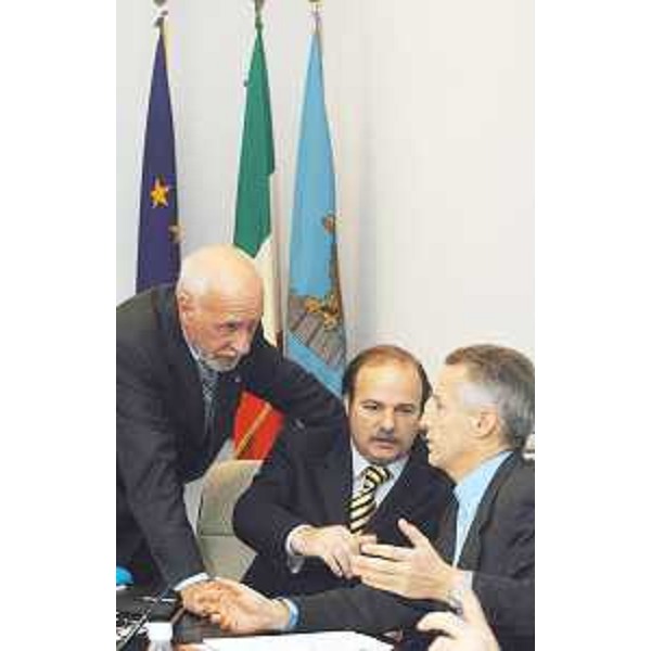 Antonucci, Moretton e Illy nel corso della riunione di Giunta. (Trieste 14/11/03)