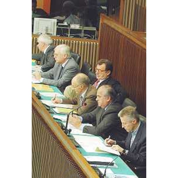 Riccardo Illy (Presidente Friuli Venezia Giulia) nel corso dei lavori della Commissione paritetica in Consiglio regionale a Trieste. (Trieste 17/11/03)