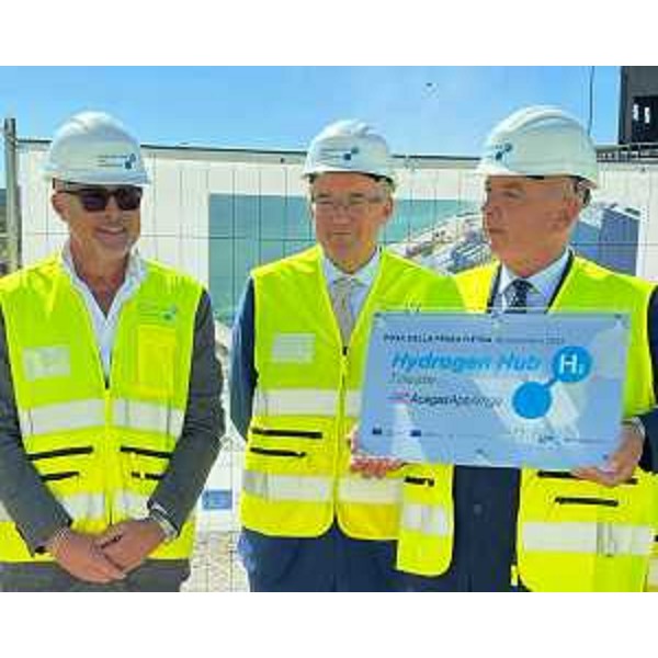 Il primo a sinistra l'assessore Bini alla posa della prima pietra - Il primo a sinistra l'assessore Bini alla posa della prima pietra