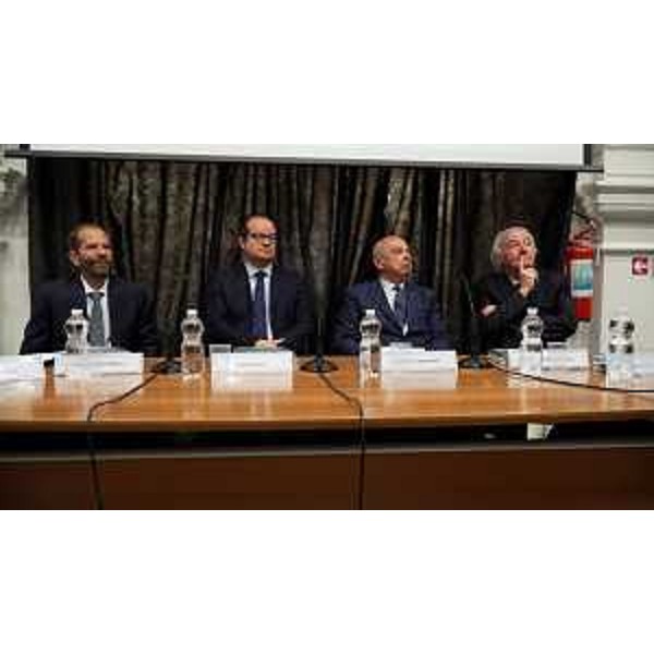 Il vicegovernatore Mario Amzil alla presentazione della mostra su Tolkien al Salone degli Incanti di Trieste - Il vicegovernatore Mario Amzil alla presentazione della mostra su Tolkien al Salone degli Incanti di Trieste