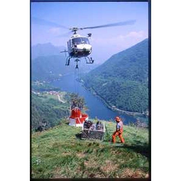 Esercitazione con elicottero per la lotta agli incendi boschivi. (03/03/04)