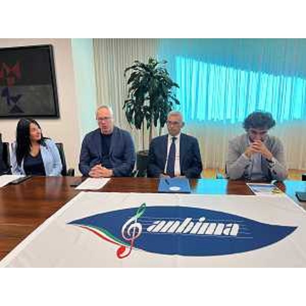 Il presidente del Cr, Mauro Bordin, assime al presidente di Anbima Fvg Pasquale Moro e all'assessore alla Cultura del Comune di Udine, Fedreico Pirone (primo da dx) - Il presidente del Cr, Mauro Bordin, assime al presidente di Anbima Fvg Pasquale Moro e all'assessore alla Cultura del Comune di Udine, Fedreico Pirone (primo da dx)