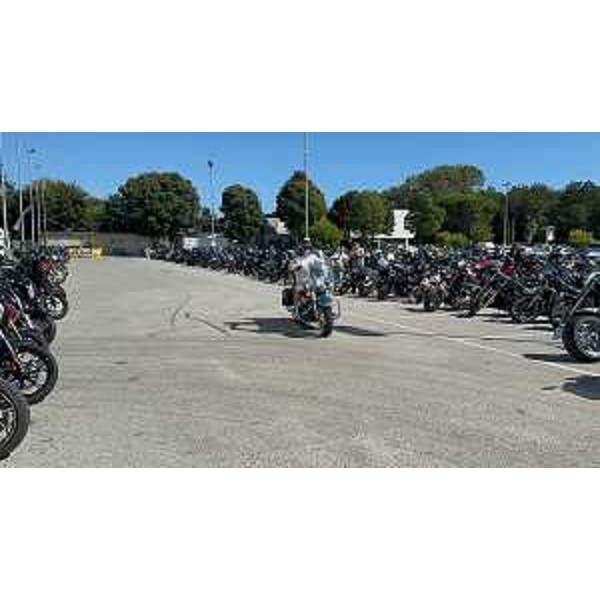 Le tante motociclette all'esterno dello spazio dedicato alla manifestazione - Le tante motociclette all'esterno dello spazio dedicato alla manifestazione