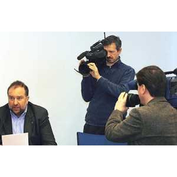 Roberto Cosolini (Assessore regionale Formazione professionale) nel corso della conferenza stampa sui nuovi bandi per la formazione finanziati con il Fondo sociale europeo. (Trieste 03/03/04)