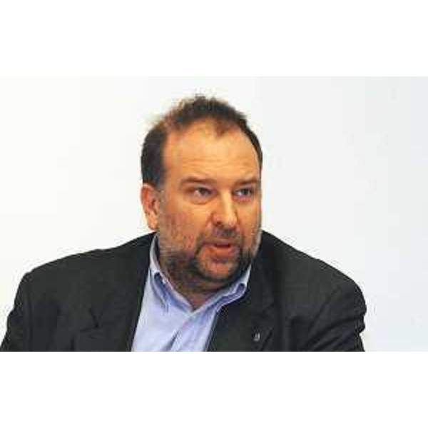 Roberto Cosolini (Assessore regionale Formazione professionale) nel corso della conferenza stampa sui nuovi bandi per la formazione finanziati con il Fondo sociale europeo. (Trieste 03/03/04)