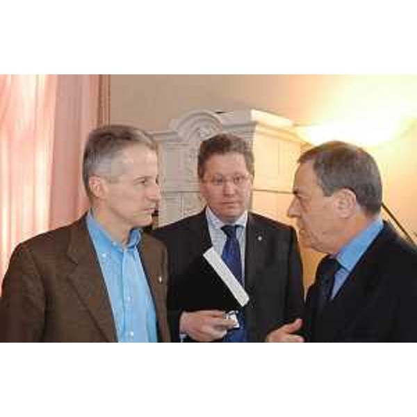 Illy (Presidente Friuli Venezia Giulia), Bertuzzi (Segretario generale) e Romeo (Rettore Univ. TS) alla riunione del Comitato regionale di coordinamento tra i responsabili del sistema universitario regionale. (Udine 03/03/04)