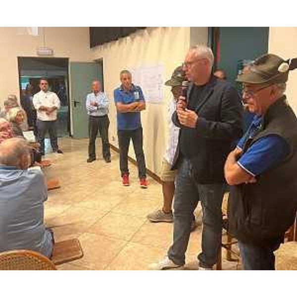 Il presidente del Cr, Mauro Bordin durante il suo intervento alla cena solidale organizzata dagli Alpini a Casions delle Mura - Il presidente del Cr, Mauro Bordin durante il suo intervento alla cena solidale organizzata dagli Alpini a Casions delle Mura