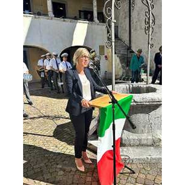 L'assessore regionale Barbara Zilli al raduno degli Alpini a Venzone - L'assessore regionale Barbara Zilli al raduno degli Alpini a Venzone