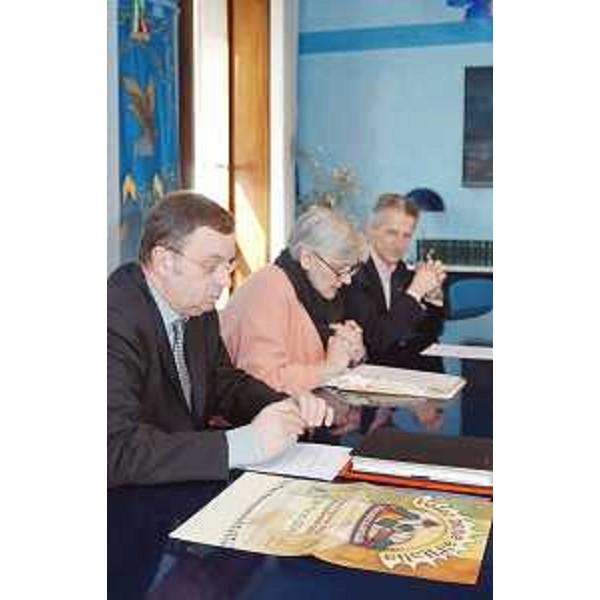 Tesini (Presidente Consiglio regionale), Gobbi (Legambiente FVG) e Illy (Presidente Friuli Venezia GIulia) alla presentazione di "Voler bene all'Italia: festa nazionale della piccola e grande Italia". (Udine 10/03/04)