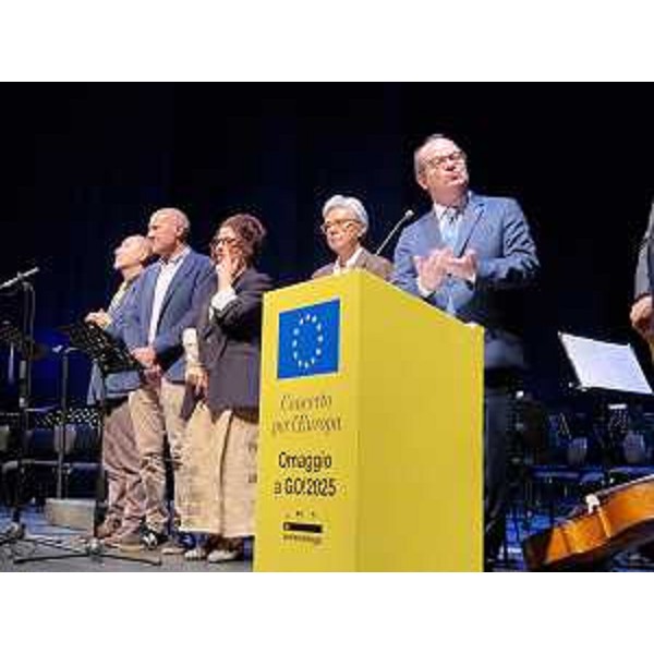 Il vicegovernatore con delega alla Cultura Mario Anzil interviene sul palco del Versi in paertura del Concerto per l'Europa a chiusura Pnlegge - Il vicegovernatore con delega alla Cultura Mario Anzil interviene sul palco del Versi in paertura del Concerto per l'Europa a chiusura Pnlegge