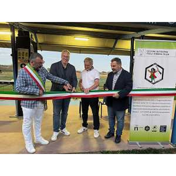 Il presidente del Cr Fvg, Mauro Bordin, secondo da sinistra nella foto che immortala il taglio del nastro, Accanto a lui il sindaco Andrea Dri - Il presidente del Cr Fvg, Mauro Bordin, secondo da sinistra nella foto che immortala il taglio del nastro, Accanto a lui il sindaco Andrea Dri