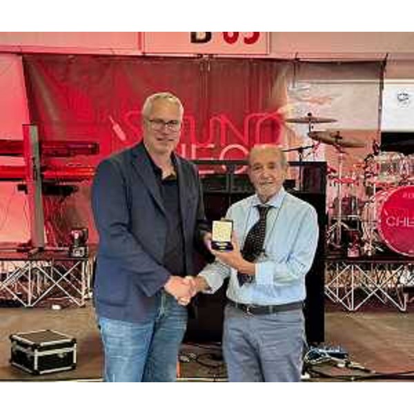 Il presidente del Cr Fvg, Mauro Bordin, consegna il sigillo del Consiglio regionale ad Alberto Fabello, presidente dell'asd Bertiolo - Il presidente del Cr Fvg, Mauro Bordin, consegna il sigillo del Consiglio regionale ad Alberto Fabello, presidente dell'asd Bertiolo