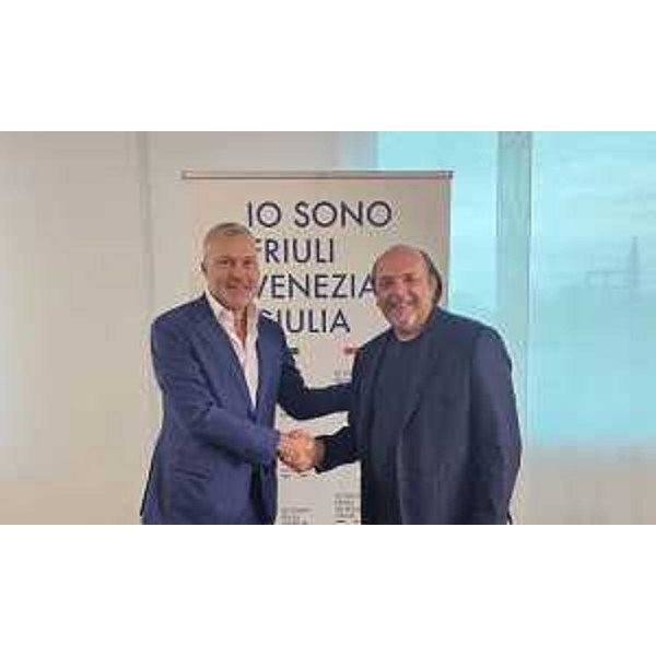 Stretta di mano tra l'assessore regionale Sergio Emidio Bini e il sindaco di Monfalcone Luca Fasan - Stretta di mano tra l'assessore regionale Sergio Emidio Bini e il sindaco di Monfalcone Luca Fasan