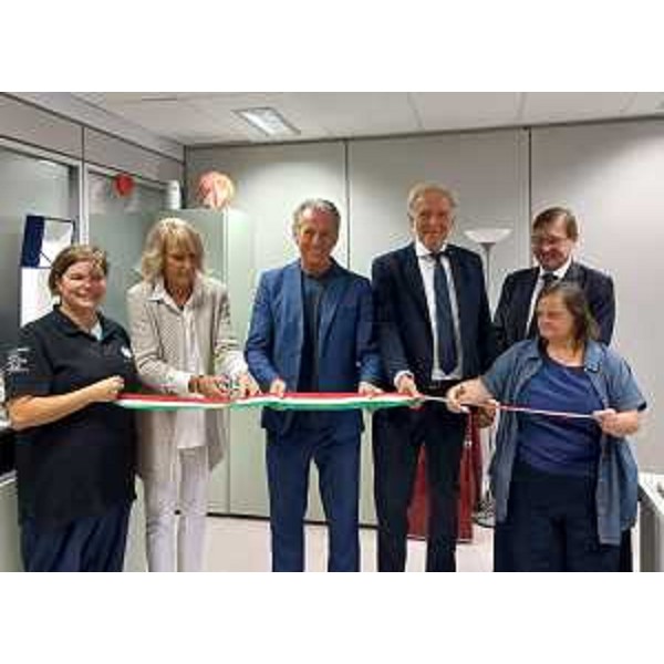 Taglio del nastro durante la cerimonia di inaugurazione della nuova sede di Calicanto Aps alla presenza dell'assessore regionale Fabio Scoccimarro - Taglio del nastro durante la cerimonia di inaugurazione della nuova sede di Calicanto Aps alla presenza dell'assessore regionale Fabio Scoccimarro