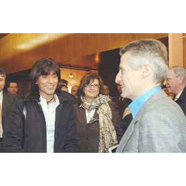 Paruzzi (Campionessa Sci di fondo) e Illy (Presidente Friuli Venezia Giulia) in Consiglio regionale a Trieste. (Trieste 24/03/04)