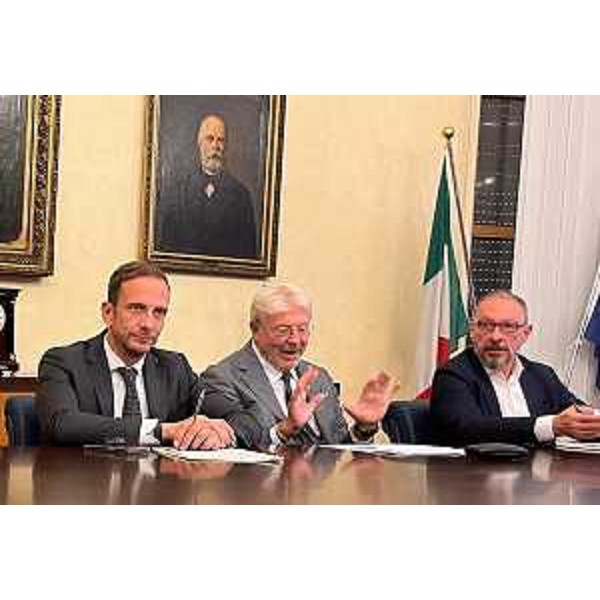 Il governatore Fedriga (primo a sinistra), il presidente camerale Paoletti e il segretario generale della Camera di commercio Medeot. - Il governatore Fedriga (primo a sinistra), il presidente camerale Paoletti e il segretario generale della Camera di commercio Medeot.