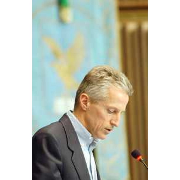 Illy (Presidente Friuli Venezia Giulia) interviene al convegno "Quali modifiche agli Statuti delle Regioni speciali?" in Consiglio regionale. (Trieste 26/03/04)