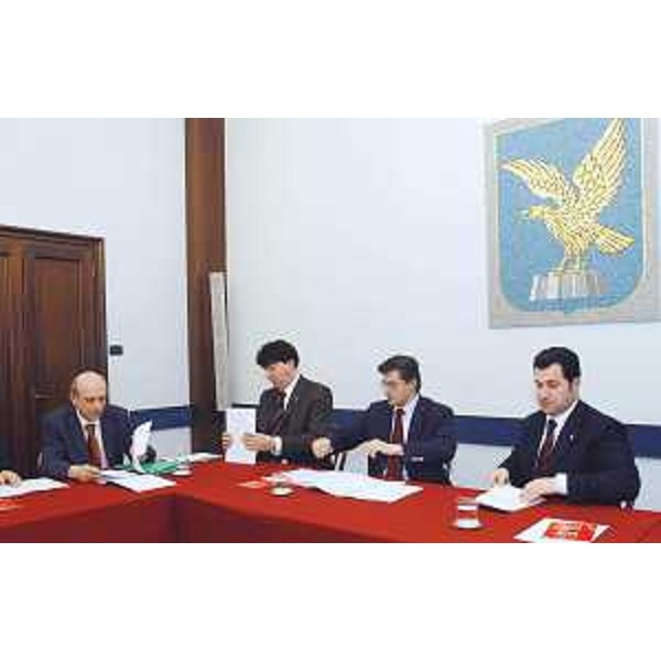 Baggi (Direttore ARC), Baiguera (Portavoce Illy), Beltrame (Assessore regionale Salute e Protezione sociale) e Icaop (Assessore regionale Relazioni internazionali e Autonomie locali) in conferenza stampa al termine della Giunta. (Trieste 26/03/04)