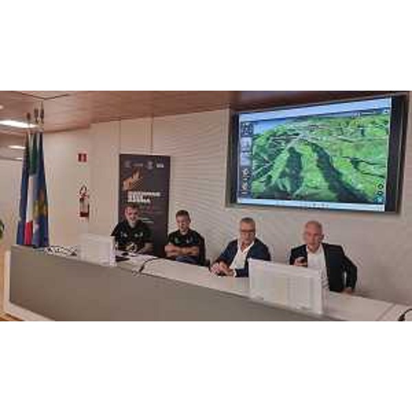 A destra il consigliere Roberto Novelli (FI) con l'assessore al Turismo, Sergio Emidio Bini - A destra il consigliere Roberto Novelli (FI) con l'assessore al Turismo, Sergio Emidio Bini