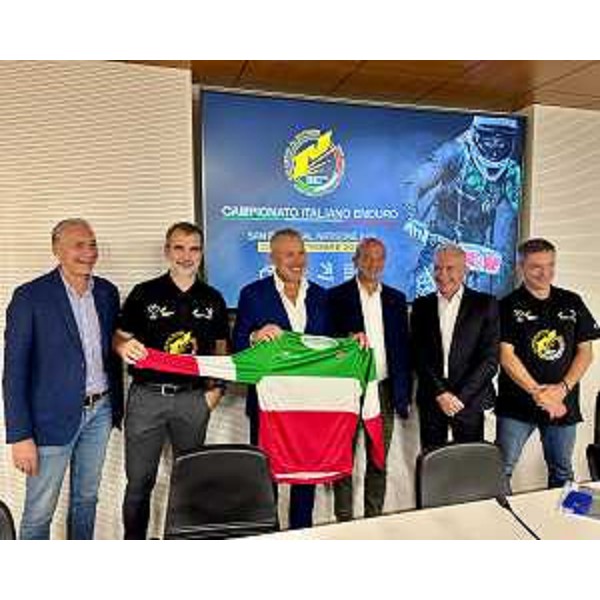 Lassessore regionale alle Attività produttive e turismo, Sergio Emidio Bini, con le autorità intervenute alla presentazione del Campionato italiano di enduro - Lassessore regionale alle Attività produttive e turismo, Sergio Emidio Bini, con le autorità intervenute alla presentazione del Campionato italiano di enduro