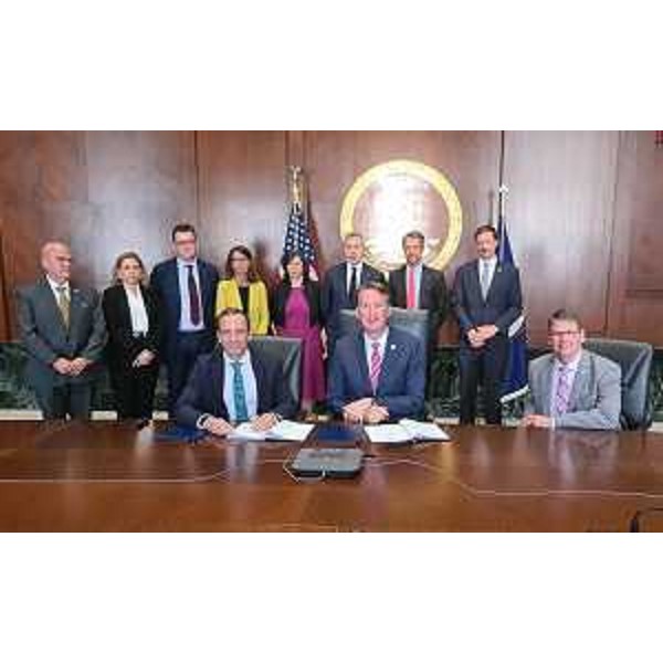 Il governatore del Friuli Venezia Giulkia Massimiliano Fedriga mentre firma il memorandum insieme al governatore della Virginia Glenn Youngkin - Il governatore del Friuli Venezia Giulkia Massimiliano Fedriga mentre firma il memorandum insieme al governatore della Virginia Glenn Youngkin
