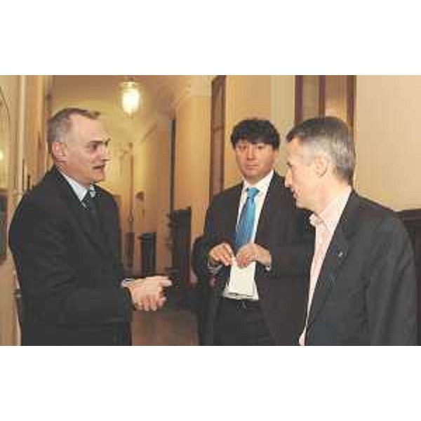 Cecotti (Sindaco Udine), Baiguera (Portavoce Illy) e Illy (Presidente Friuli Venezia Giulia) in Municipio a Udine. (Udine 14/04/04)