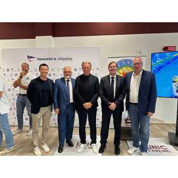 Presentazione delle squadre maschile e femminile serie A1 della Pallanuoto Trieste. Da destra, il presidente del Consiglio regionale, Mauro Bordin, il presidente della società Pallanuoto Trieste, Enrico Samer, l'assessore Fvg alla Difesa dell'ambiente, Fabio Scoccimarro, Andrea Marco, presidente regionale del Coni e l'assessore comunale Michele Babuder - Presentazione delle squadre maschile e femminile serie A1 della Pallanuoto Trieste. Da destra, il presidente del Consiglio regionale, Mauro Bordin, il presidente della società Pallanuoto Trieste, Enrico Samer, l'assessore Fvg alla Difesa dell'ambiente, Fabio Scoccimarro, Andrea Marco, presidente regionale del Coni e l'assessore comunale Michele Babuder