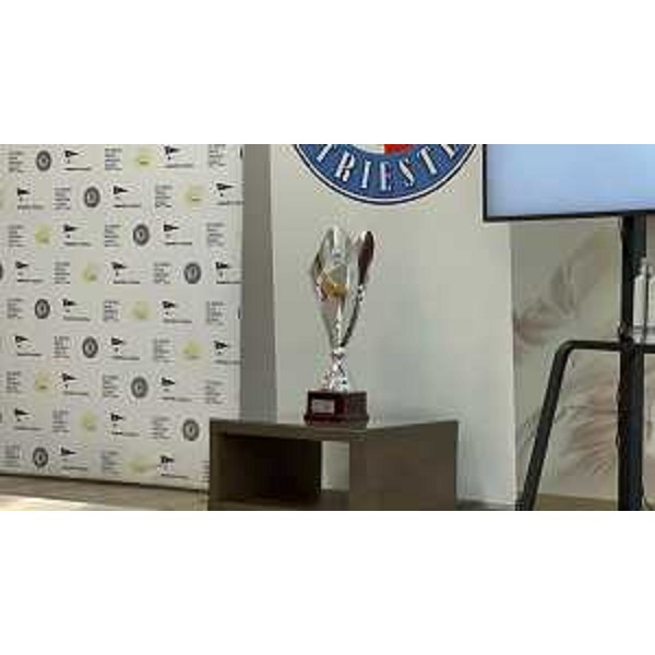 La coppa del campionato silver Serie A vinta dalla squadra paralimpica della Pallanuoto Trieste nella scorsa stagione - La coppa del campionato silver Serie A vinta dalla squadra paralimpica della Pallanuoto Trieste nella scorsa stagione