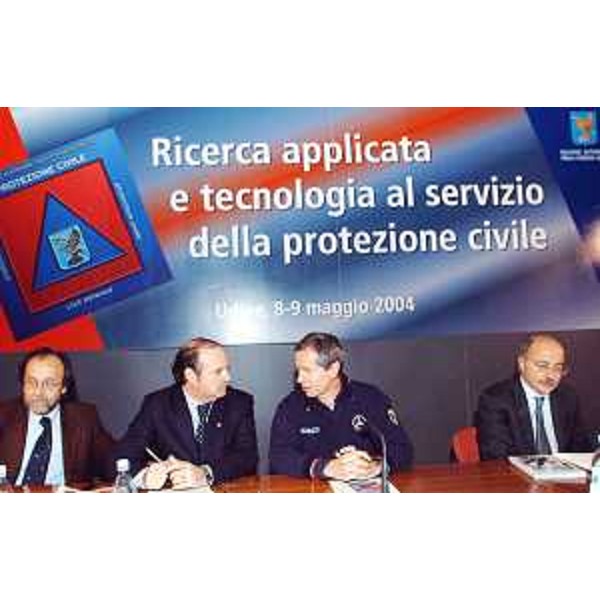 Moretton (Assessore regionale Protezione civile) e Bertolaso (Capo Protezione civile nazionale) al convegno "Ricerca applicata e tecnologia al servizio della protezione civile". (Udine 08/05/09)