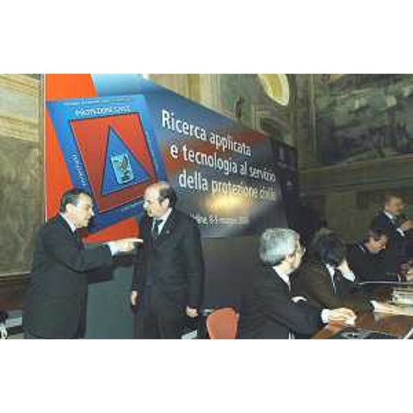Moretton (Assessore regionale Protezione civile) e Romeo (Rettore Università Trieste) al convegno "Ricerca applicata e tecnologia al servizio della protezione civile". (Udine 08/05/09)