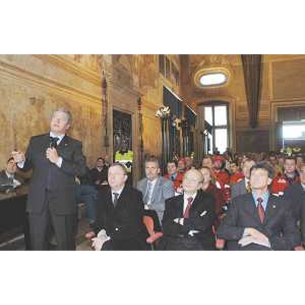 Berlasso (Direttore centrale Protezione civile FVG) illustra materiale nel corso del convegno "Ricerca applicata e tecnologia al servizio della protezione civile". (Udine 08/05/09)