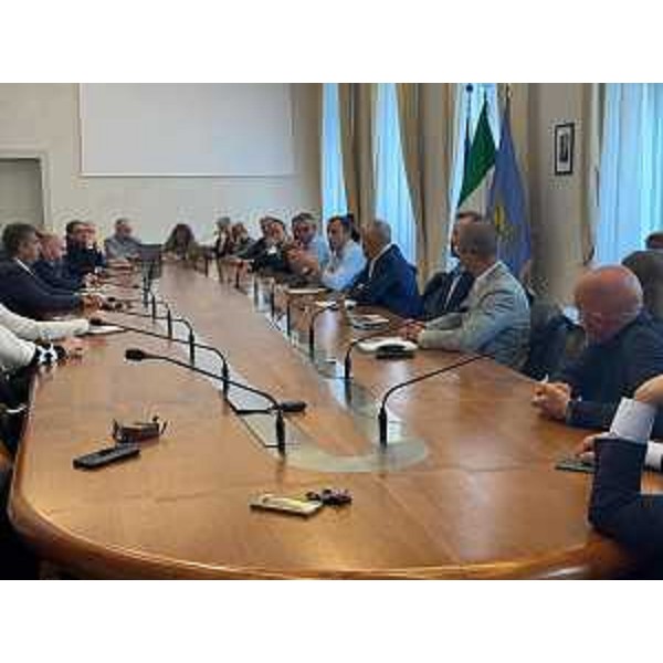 Il tavolo convocato dal governatore del Friuli Venezia Giulia, Massimiliano Fedriga, con i vertici regionali e provinciali di Confcommercio, Federalberghi, Fipe, Confesercenti, Fiavet, Sib-Sindacato italiano balneari e Gruppo ricettività alberghiera, alla presenza degli assessori alle Attività produttive, Sergio Emidio Bini, e alle Autonomie locali, Pierpaolo Roberti. - Il tavolo convocato dal governatore del Friuli Venezia Giulia, Massimiliano Fedriga, con i vertici regionali e provinciali di Confcommercio, Federalberghi, Fipe, Confesercenti, Fiavet, Sib-Sindacato italiano balneari e Gruppo ricettività alberghiera, alla presenza degli assessori alle Attività produttive, Sergio Emidio Bini, e alle Autonomie locali, Pierpaolo Roberti. 