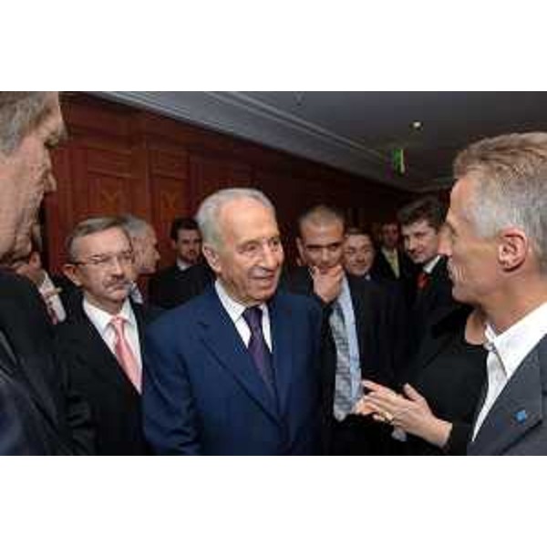 Riccardo Illy (Presidente Regione Friuli Venezia Giulia) con Viktor Juschtschenko (Presidente dell'Ucraina) e Shimon Peres (Leader del Partito Laburista israeliano) a Berlino per ricevere il prestigioso premio internazionale Quadriga ('Die Quadriga'). (Berlino 03/10/06)
