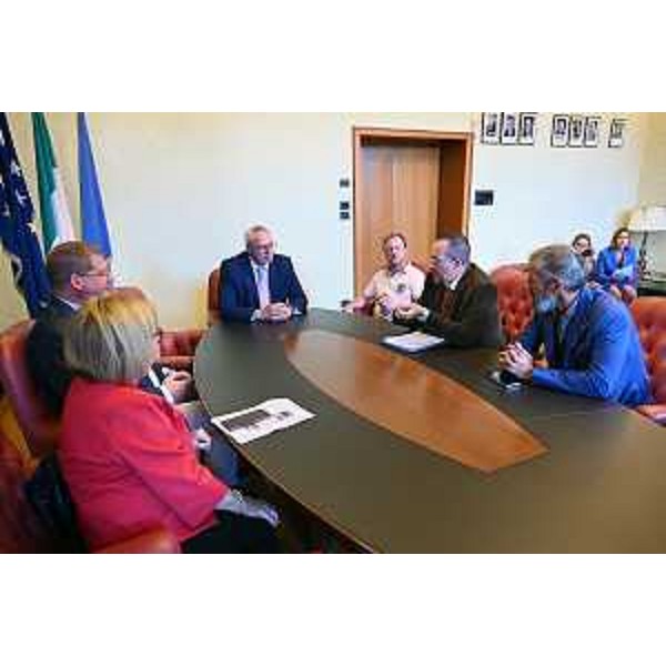 Consegna in Cr della petizione contro l'impianto eolico nelle Valli del Torre e del Natisone - Consegna in Cr della petizione contro l'impianto eolico nelle Valli del Torre e del Natisone