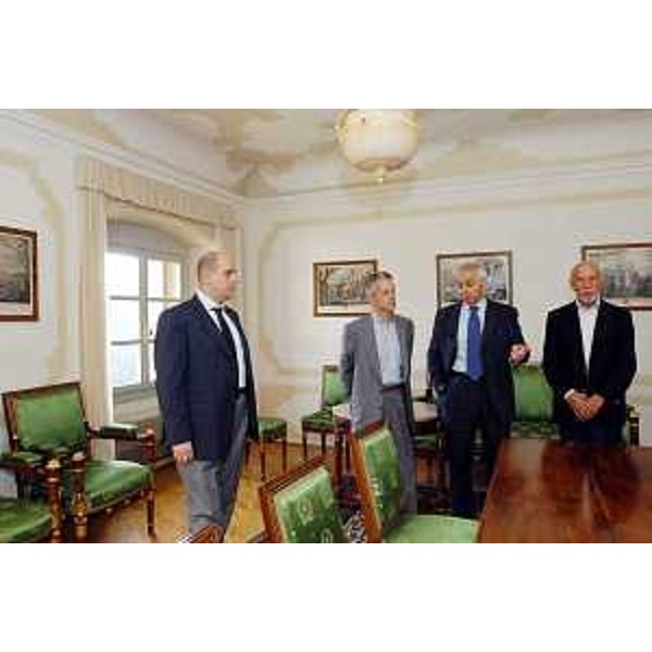 Boem (Sindaco Codroipo), Illy (Presidente Friuli Venezia Giulia), Bellarosa (Segretario generale) e Antonucci (Assessore regionale Finanze) in occasione della riunione di Giunta a Villa Manin di Passariano. (Villa Manin 11/06/04)