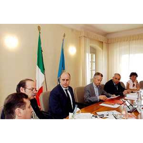 Boem (Sindaco Codroipo), Illy (Presidente Friuli Venezia Giulia) e la Giunta regionale riuniti a Villa Manin di Passariano. (Villa Manin 11/06/04)