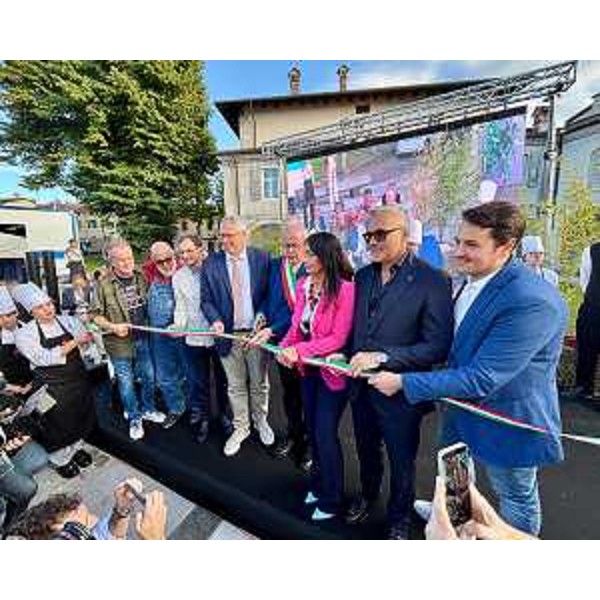 L'assesore Bini (al centro) al taglio del nastro dell'edizione 2025 di Gusti di Frontiera. - L'assesore Bini (al centro) al taglio del nastro dell'edizione 2025 di Gusti di Frontiera. 