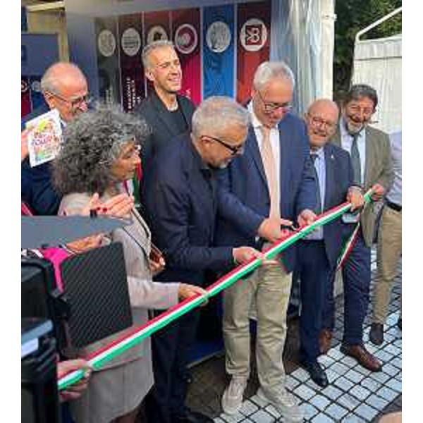 Gli assesori Sergio Emidio Bini e Sebastiano Callari assieme al presidente del Consiglio regionale Mauro Bordin e al sindaco di Gorizia Rodolfo Ziberna al taglio del nastro dello stand del Consiglio regionale all'interno di Gusti di Frontiera 2025. - Gli assesori Sergio Emidio Bini e Sebastiano Callari assieme al presidente del Consiglio regionale Mauro Bordin e al sindaco di Gorizia Rodolfo Ziberna al taglio del nastro dello stand del Consiglio regionale all'interno di Gusti di Frontiera 2025. 