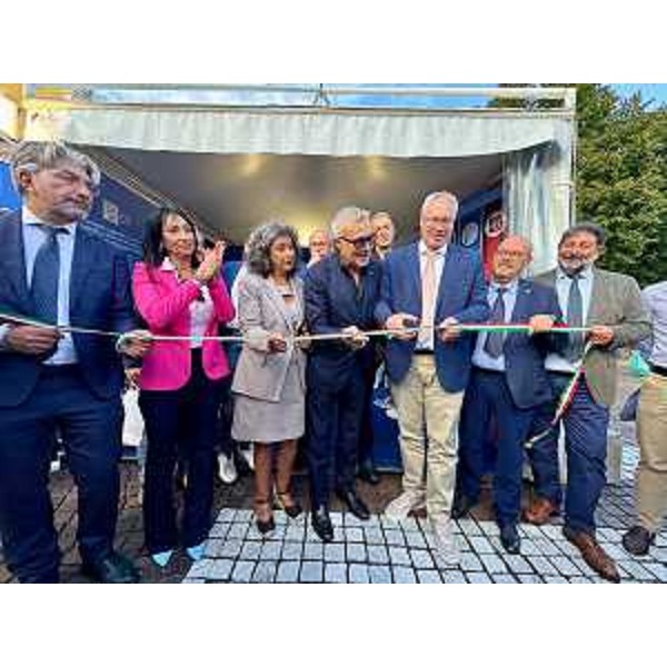 Il taglio del nastro dello stand del Cr Fvg: il presidente Bordin è il terzo da destra, accanto all'assessore Sergio Emidio Bini. Si riconoscono anche i comsiglieri Antonio Calligaris e Serena Pellegrino - Il taglio del nastro dello stand del Cr Fvg: il presidente Bordin è il terzo da destra, accanto all'assessore Sergio Emidio Bini. Si riconoscono anche i comsiglieri Antonio Calligaris e Serena Pellegrino
