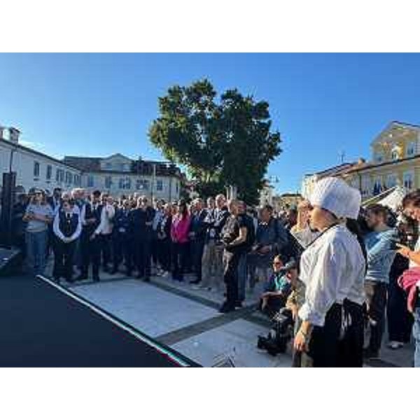 Autorità, volontari e standisti prima della cerimonia di inaugurazione a Gorizia - Autorità, volontari e standisti prima della cerimonia di inaugurazione a Gorizia