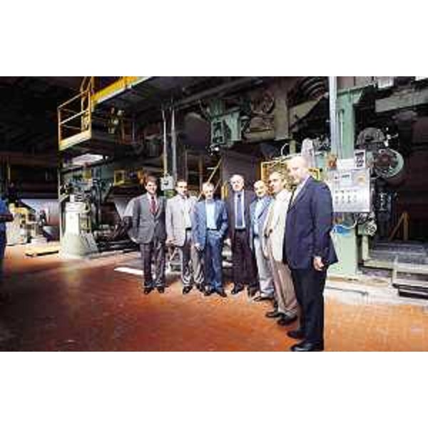 Bertossi (Assessore reg. Attività produttive), Illy (Presidente Friuli Venezia Giulia) e Marsilio (Assessore reg. Montagna) alla Cartiera di Ovaro, Gruppo "Renzo de Medici S.p.a.". (Ovaro 25/06/04)