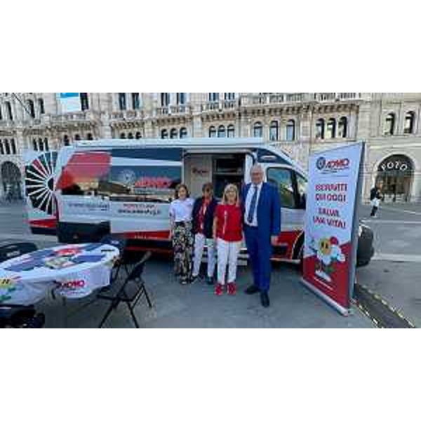 Foto di gruppo in piazza Unità d'Italia davanti all'automezzo Admo interamente finanziato dalla Regione Fvg - Foto di gruppo in piazza Unità d'Italia davanti all'automezzo Admo interamente finanziato dalla Regione Fvg