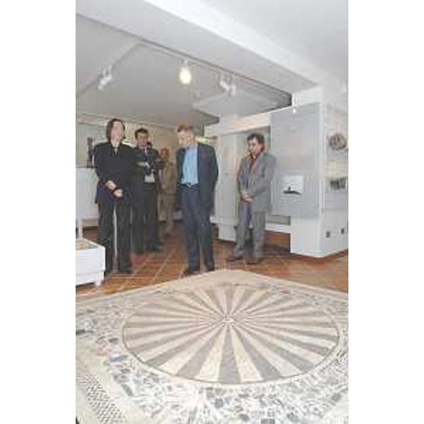 Illy (Presidente Friuli Venezia Giulia) al Museo archeologico "Julium Carnicum" di Zuglio. (Zuglio 25/06/04)