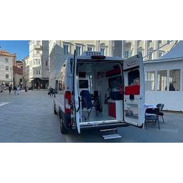 L'interno dell'ambulatorio mobile Admo - L'interno dell'ambulatorio mobile Admo