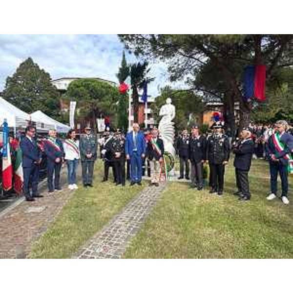 Foto delle autorità presenti davanti al monumento dedicato a Salvo D'Acquisto a Cervignano - Foto delle autorità presenti davanti al monumento dedicato a Salvo D'Acquisto a Cervignano
