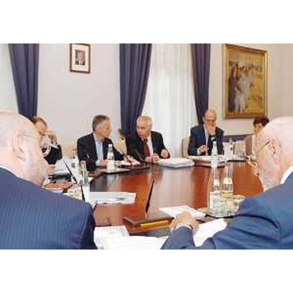 Illy (Presidente Friuli Venezia Giulia) e la Giunta regionale riuniti a Trieste. (Trieste 02/07/04)