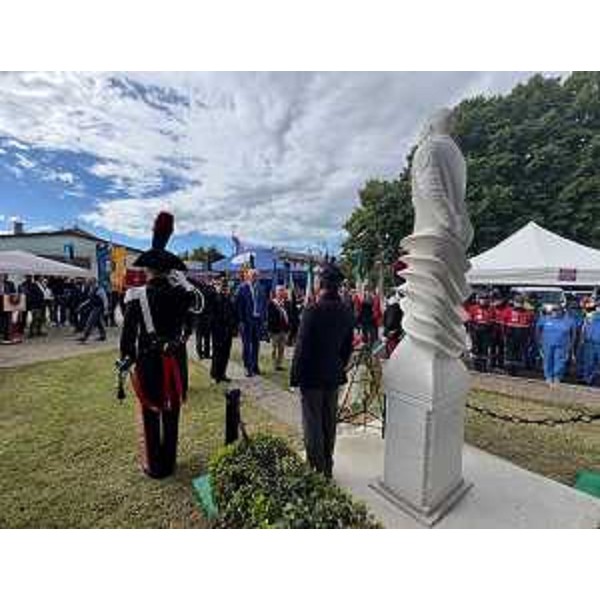 Il presidente del Cr Fvg, Mauro Bordin, rende omaggio al monumento in onore del vicebrigadiere Salvo D'Acquisto - Il presidente del Cr Fvg, Mauro Bordin, rende omaggio al monumento in onore del vicebrigadiere Salvo D'Acquisto